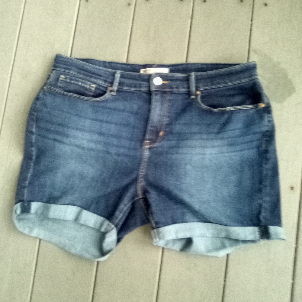 SIGNATURE LEVIS STRAUSS Denim Women's Shorts SIZE 16 WAIST 33 MID RISE